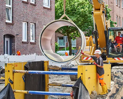 Einfaches Handling der Amiblu GFK-Rohre auf der Baustelle in Wilhelmshaven dank geringem Gewicht der Rohre