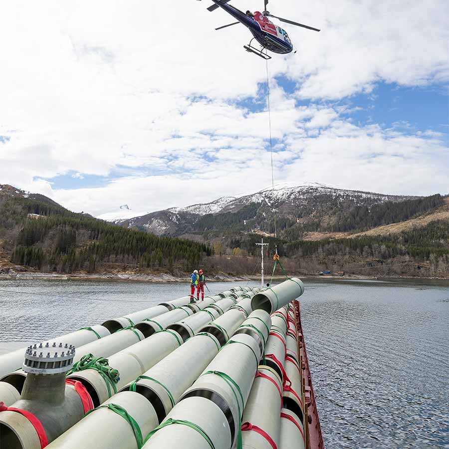 Druckrohr aus GFK von Amiblu für das Wasserkraftwerk Breivikelva in Norwegen, Lieferung per Schiff und Helikopter