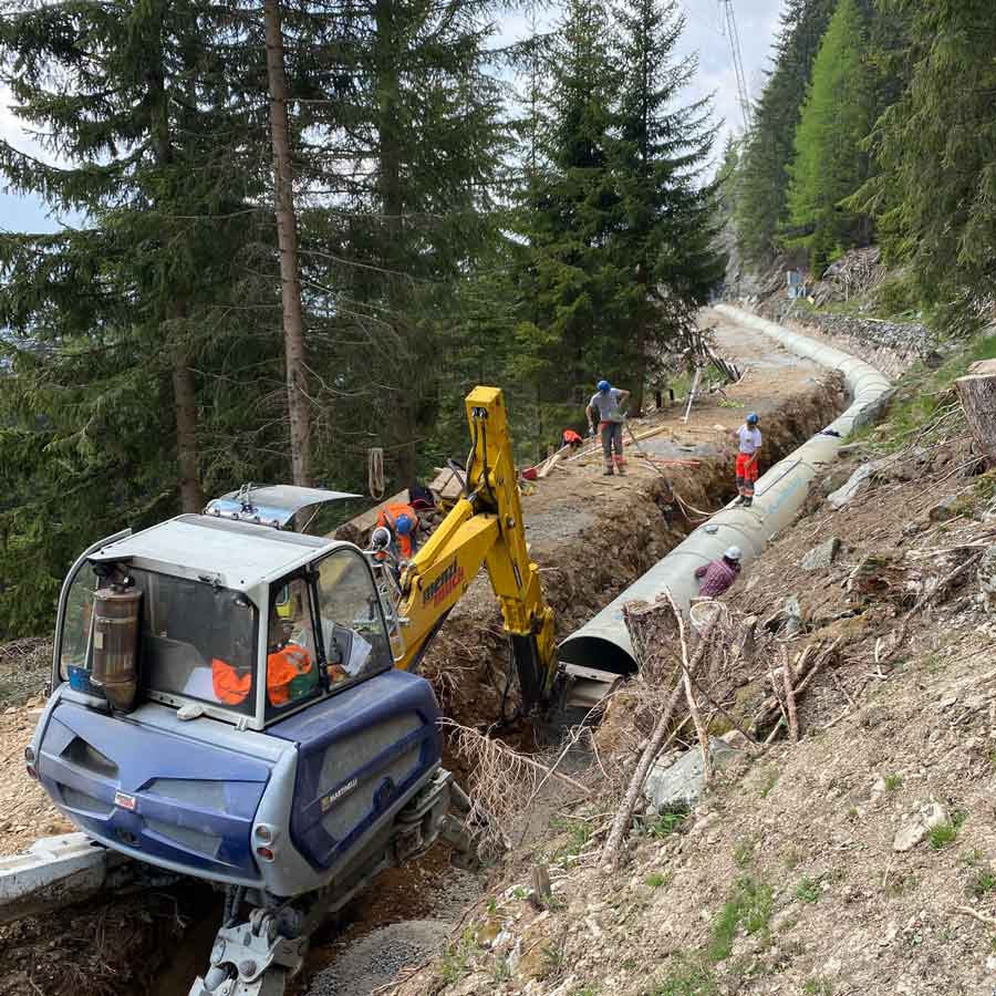 GFK-Wasserkraftleitung-Verlegung-am-Berghang